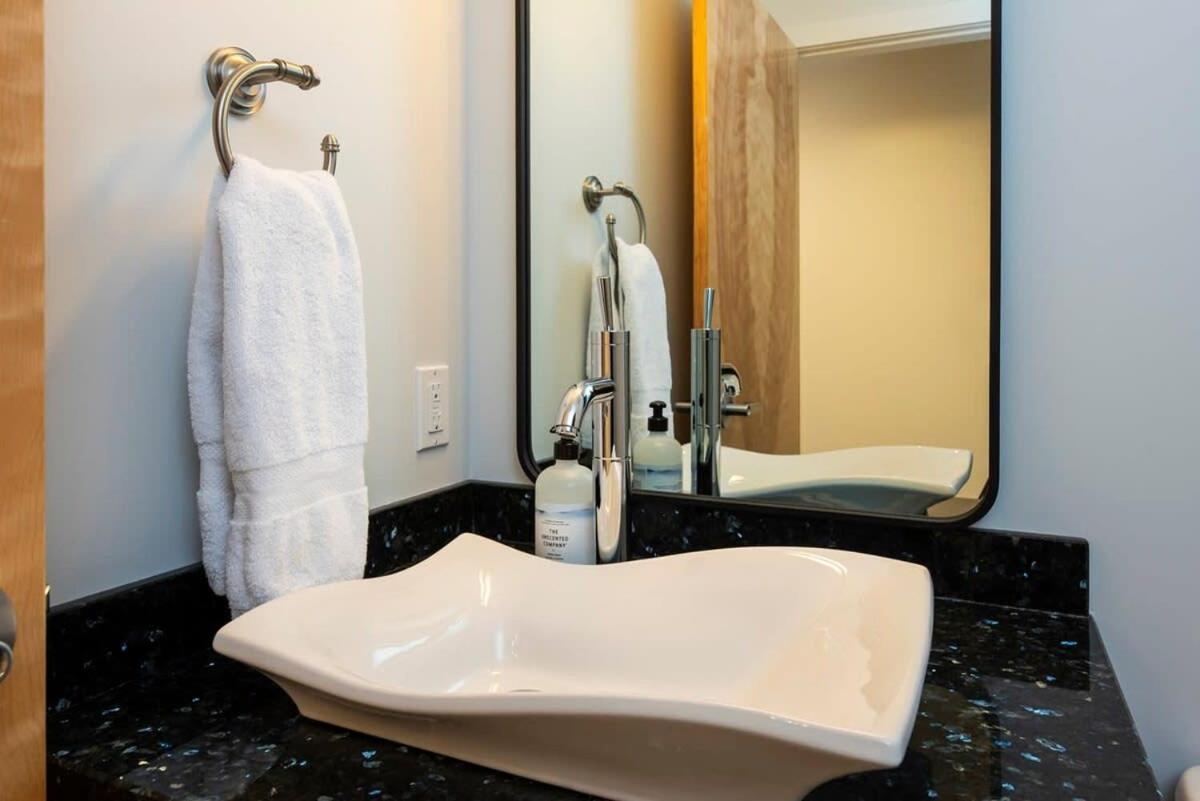 Nn - The Flame - Downtown 1-Bed 2-Bath Villa Whitehorse Esterno foto